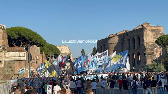 Lazio, i tifosi alzano i cori in metro: l'entusiasmo dopo la contestazione - VIDEO