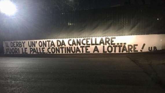 Roma, la protesta dei tifosi fuori Trigoria: "Il derby un'onta da cancellare" - FOTO