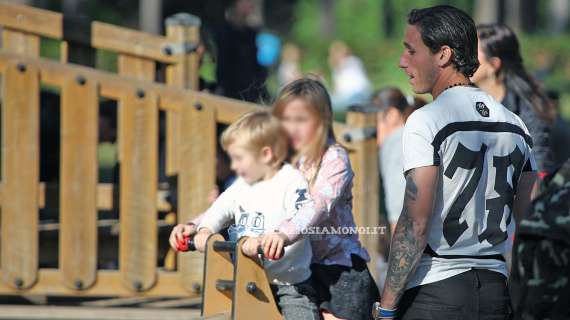 PHOTOGALLERY - Biglia al parco con i figli: divertimento e sorrisi da capitano della famiglia