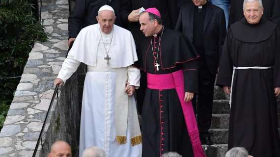Il Papa: "Riscoprire il presepe. Farlo in strade, scuole, ospedali, piazze"