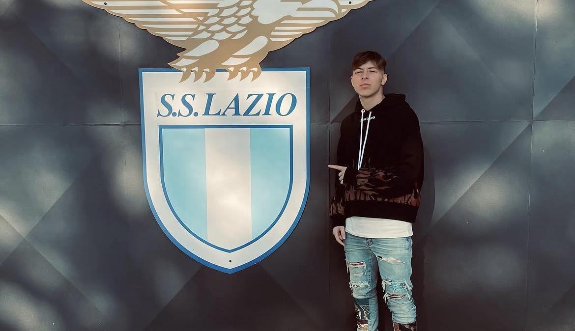 I tifosi di Lazio e Roma ricordano Daniel Guerini: gli striscioni - FOTO