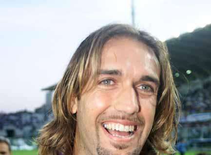 Batistuta truffato: firma un autografo e...