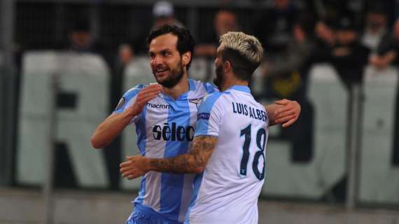 Lazio - Inter, Luis Alberto e Parolo a bordo campo al fianco dei compagni