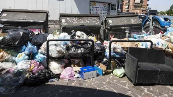 Politica / Rifiuti Roma, i presidi: "Siamo al limite, pronti a chiusura scuole"