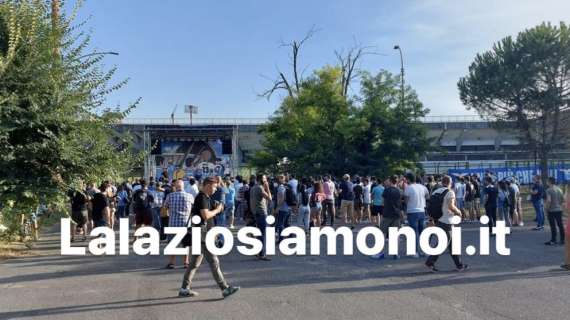 Lazio, i tifosi navigano il Tevere in barca per lo Stadio Flaminio - FOTO