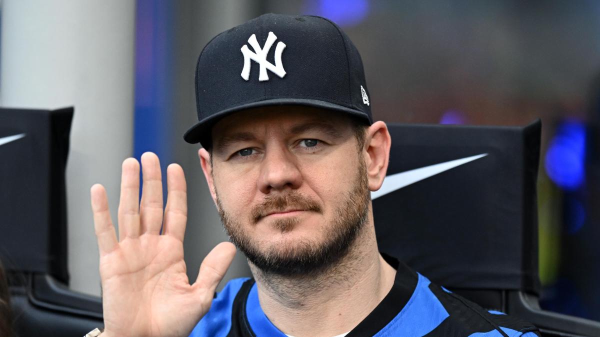 Cattelan con una maglia vintage della Lazio: lo scatto - FOTO