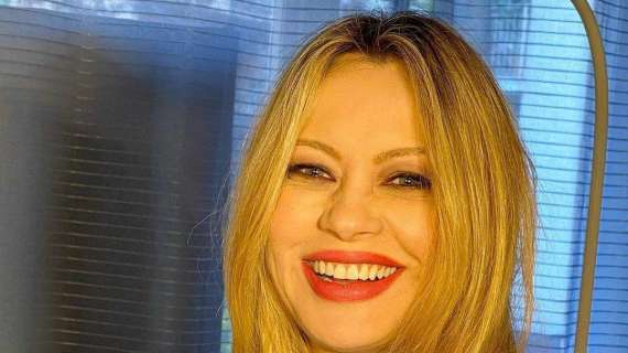 Lazio, Anna Falchi non manca l'appuntamento: "Un bel sorriso dopo la vittoria, teniamo duro" - FOTO