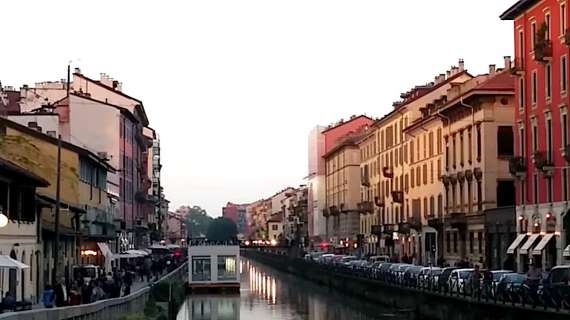 Movida senza limiti a Milano, gara di tuffi sui Navigli - VIDEO