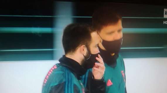 Juventus - Milan, calciatori e staff in panchina con le mascherine