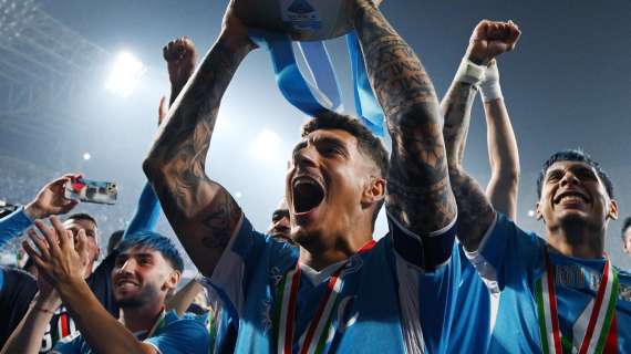 Il Napoli esalta ancora Pedro: anche Di Lorenzo canta il coro con i tifosi - VIDEO