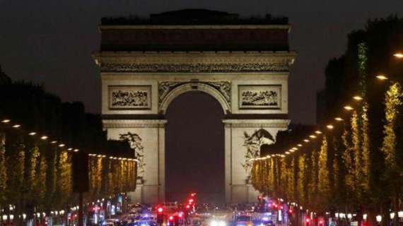 Terrorismo, spari sugli Champs Elysees: muore un poliziotto. L'Isis rivendica - VIDEO