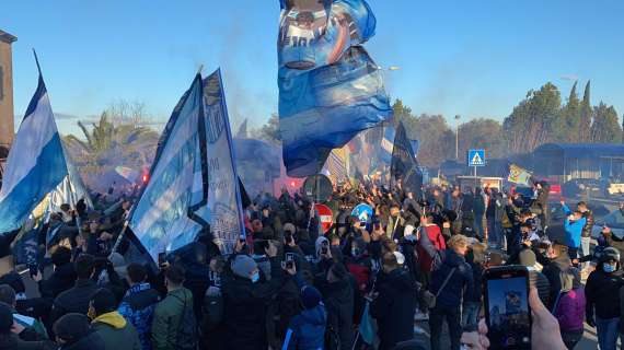 Lazio, delirio a Formello: l'abbraccio dei tifosi prima della partenza per Milano - FOTO&VIDEO