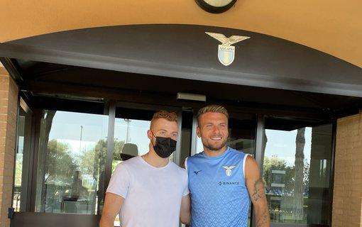Lazio, incontro commovente a Formello tra un tifoso e Immobile - FOTO