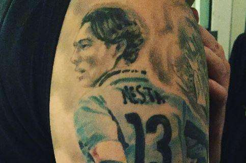 Tifoso della Lazio omaggia Nesta con un tatuaggio sul braccio. Il calciatore risponde: "Grande!" - FOTO
