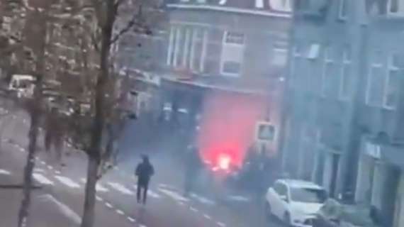 Panico ad Alkmaar: i tifosi dell'Ajax distruggono un bar in città - VIDEO