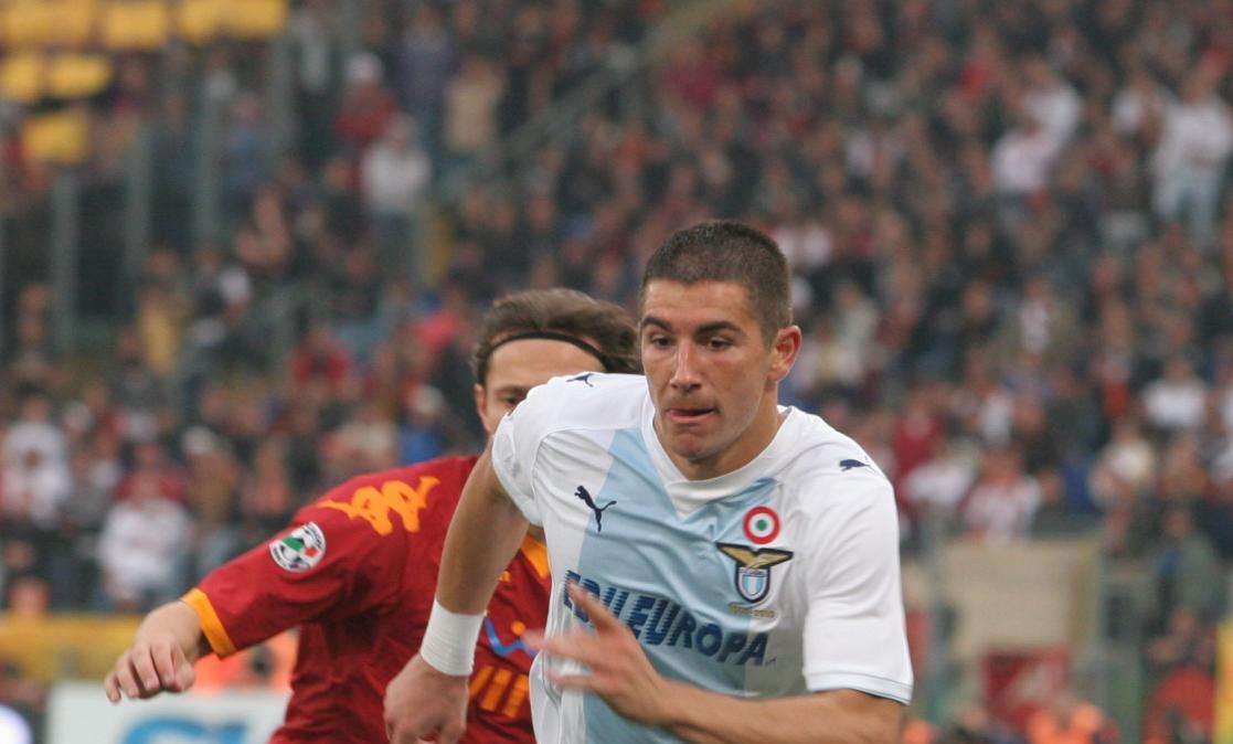 Kolarov, al "Bernabéu" sono convinti: "Sappiamo che l'offerta più alta è la nostra, è solo questione di ore, prima o poi Lotito accetterà 15 milioni di euro"