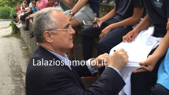 RITIRO LAZIO, GIORNO 8 - Lotito arriva all'Hotel Auronzo: foto e autografi per tutti - FT