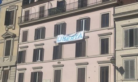 Lazio, spunta la parola 'Libertà' a Piazza del Parlamento: l'immagine