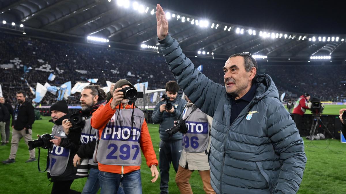 Lazio - Milan, promessa mantenuta: Sarri sotto la Nord prima del fischio d'inizio