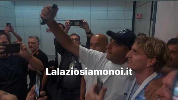 Lazio, ecco Rovella: l'arrivo a Fiumicino e l'abbraccio dei tifosi - FOTO&VIDEO