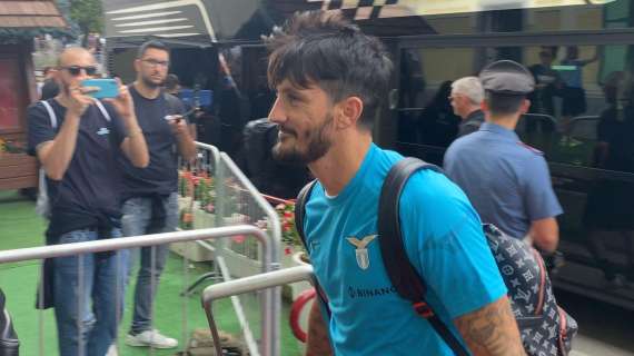 AURONZO GIORNO 1 - Lazio, Luis Alberto in campo qualche minuto dopo: lo staff gli dà una "mano"