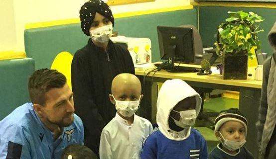 Lazio, Leone d'oro ad Acerbi: il centrale fa visita ai bambini malati di cancro - FT