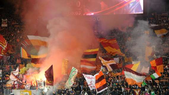 Roma, striscione dei tifosi in vista del derby: "Sabato piateli a calci" - FOTO