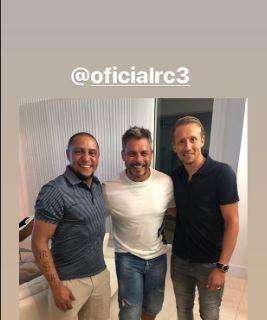 Lazio, Leiva in posa con Roberto Carlos: la foto sui social
