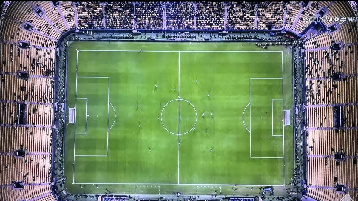 Supercoppa, Napoli-Fiorentina: lo stadio è semivuoto e il web si scatena 