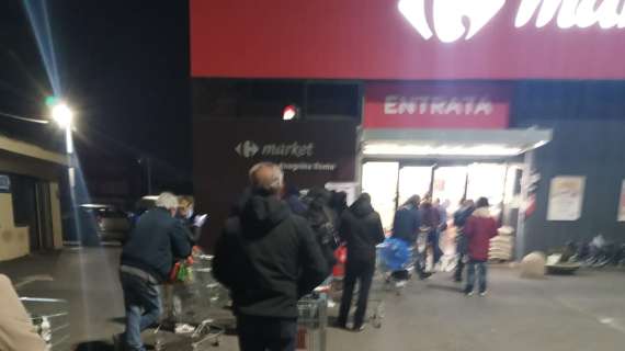 Coronavirus / Roma in zona rossa come il resto d'Italia: ai market iniziano le code