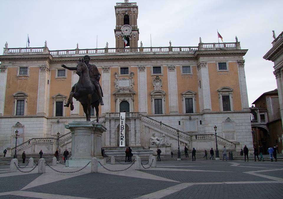 Varsavia, l'On.Cochi espone uno striscione in Campidoglio: "Liberi"