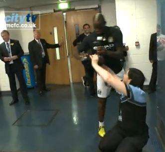 VIDEO - Ecco l'ultimo scherzo di Balotelli... Ruba l'obiettivo di una fotografa del Manchester City