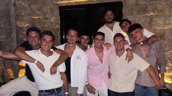 Olly attaccato sui social: polemiche per una tovaglia imbrattata con gli amici