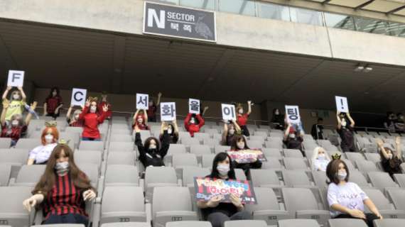 Corea del Sud, il Seoul piazza delle bambole gonfiabili al posto dei tifosi - FOTO