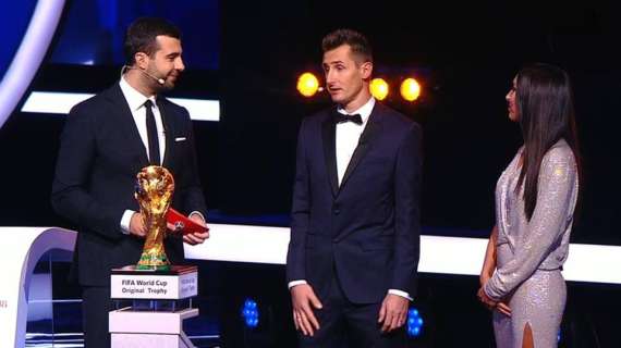 Klose riconsegna la Coppa del Mondo: "Vincerla il momento più bello della mia carriera"