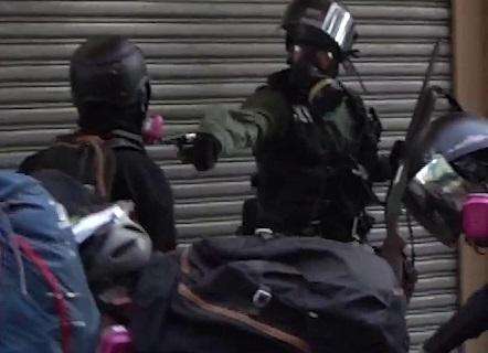 Politica / Hong Kong, la polizia spara: grave un attivista