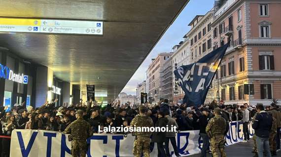 Lazio, la carica dei tifosi prima di Napoli: bagno di folla a Termini - FOTO e VIDEO