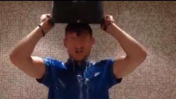 L' Ice Bucket Challenge contagia gli ex, tocca a Kozak che nomina Pereirinha - FOTO&VIDEO