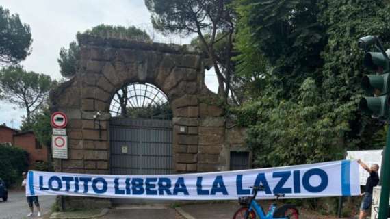 Lazio, nuovo striscione contro Lotito fuori Villa San Sebastiano - FT&VD