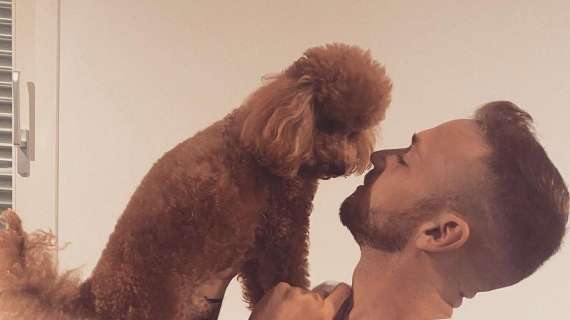 Lazzari, Diletta... e il cane: l'esterno della Lazio "paparazzato" con la mascotte di casa - FT