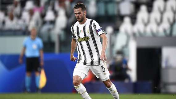 Barcellona, l’ex Juventus Pjanic positivo al coronavirus