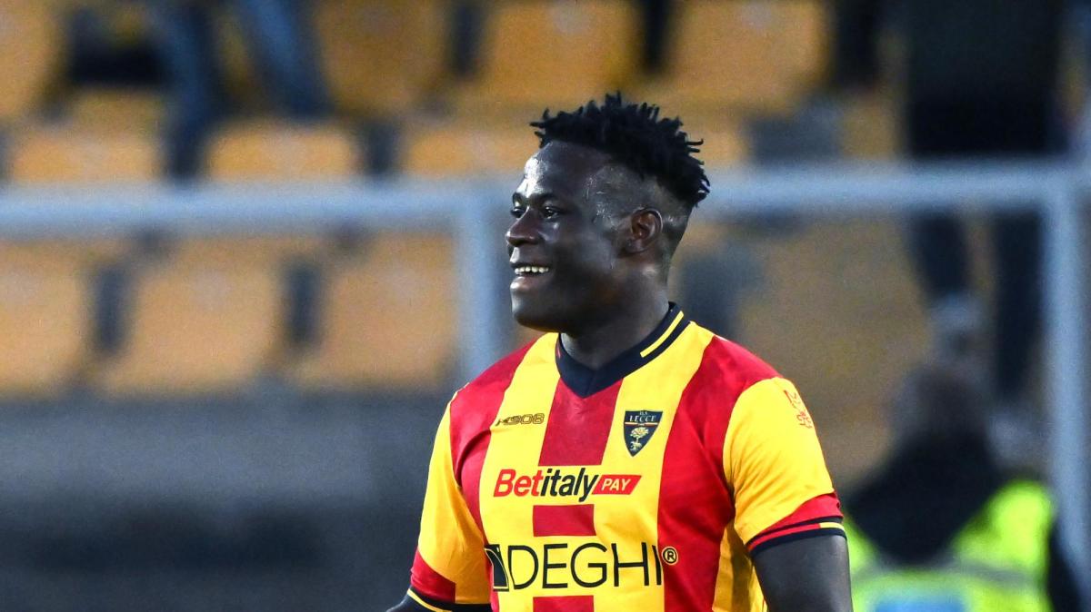 Serie A, il Napoli ribalta il Lecce. Malore Banda: le sue condizioni