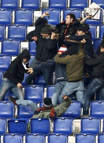 Scontri: auto in fiamme, salva donna con due bambini a bordo. Un accoltellato alla gola