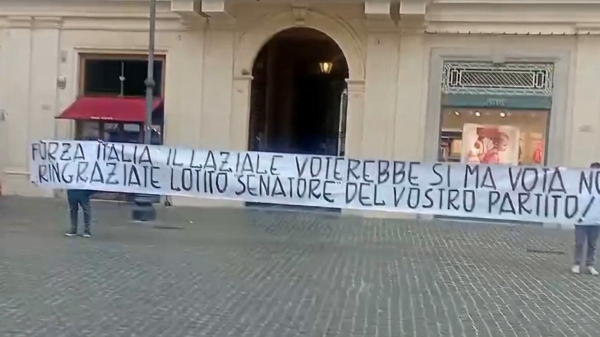 Lazio, nuovo striscione per Forza Italia: "Voteremo 'no' per colpa di Lotito" - FOTO