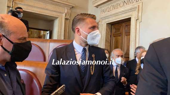 Lazio, Immobile in posa con la Scarpa d'Oro al Campidoglio - FOTO
