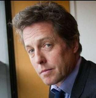 Altro che Cobolli-Djokovic: Hugh Grant si addormenta a Wimbledon - FOTO