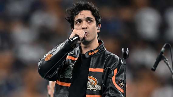 Tananai arriva a Roma, il siparietto con dei signori: "Tifoso della Lazio? Sei peggio!"