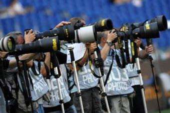 Il calcio riparte, ma fotografi e giornalisti sono a rischio: i dettagli