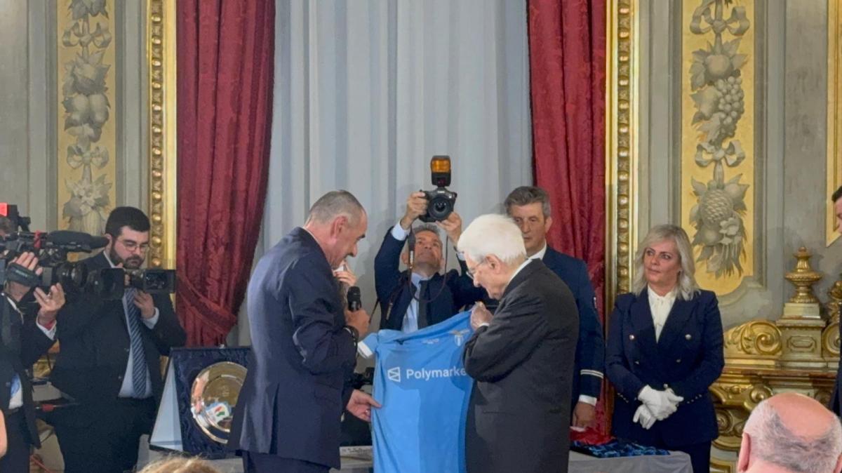 Lazio, omaggio a Mattarella: Sarri consegna maglia e targa della finale