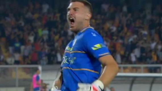 Lecce - Lazio, Falcone e il gesto vergognoso verso il settore ospiti - VIDEO